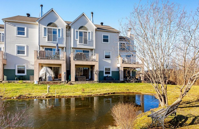 Le Moment, profitez du calme de l'eau et des montagnes.