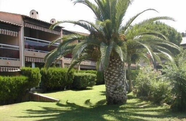 LE PRADET VAR beautiful apartment near the beaches in residence + swimming pool