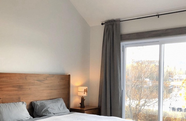 LE RIVERAIN - Lake front chalet with private beach & dock