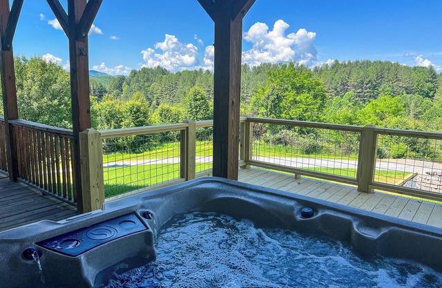 Leaf Season Luxury: Hot Tub & Fireplace @ Logged Out