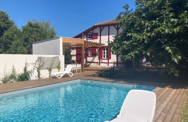 LEON, lake1 km, ocean beach10 minutes, house with swimming pool 10*5, 4 bedrooms 2 shower rooms