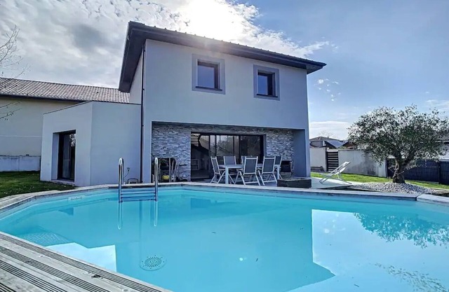 Les Arènes - Three Bedroom House, Sleeps 6