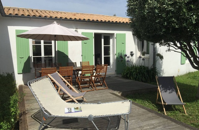 Les Portes en ré, Nice villa with garden in the center of the village.