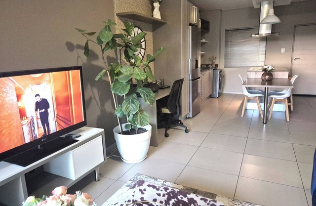 Lesry Sandton Apartment Modern 2Bed & 2Bath, Pool. Within Sandton Rivonia