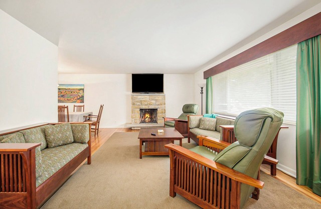 Less than 1 block to Notre Dame! Sleeps 14