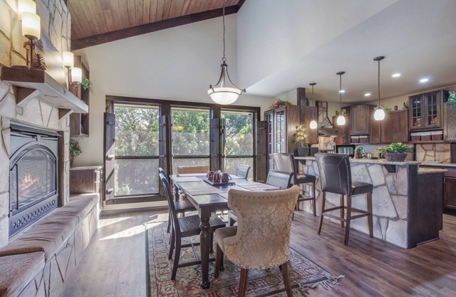 Less than 1 mile from Gruene Hall! Sleeps up to 8! Private Hot Tub!