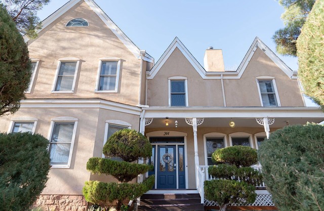 Less than 10 minutes to Zion Nat'l Park Entrance, Newly renovated B&B in quiet town, with private en suite bathroom with e-bikes available for rental.