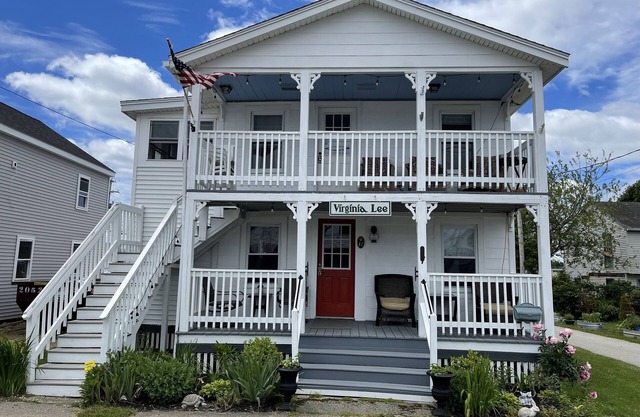 Let the sea revive you. 1/2 block to beach.