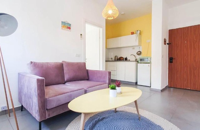 Levinsky Market Apartment With Balcony