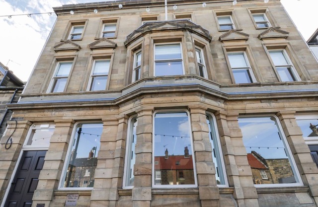 LEWIS HUNTON SUITE, romantic, character holiday cottage in Loftus