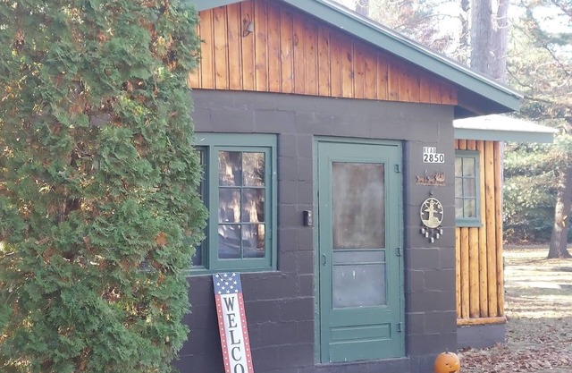 Lewiston Cabin close to town with views of East Twin Lake