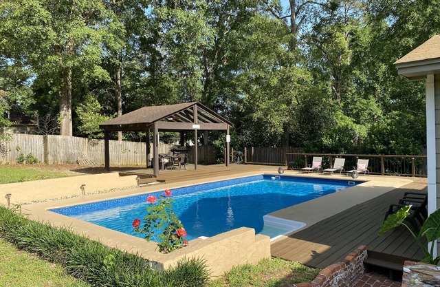 Life is better by the pool, near FSU,nPrivate pool, pet friendly, sleeps 8!