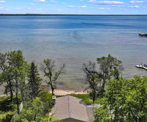 Life Is Good Lodge lakefront with sandy beach