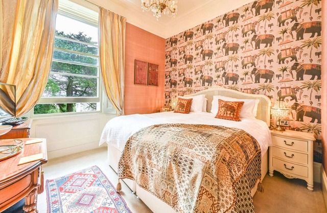 Light & bright 1st floor apartment with superking/twin bed overlooks gardens