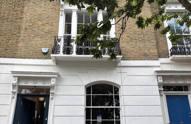 Light- filled Georgian townhouse with big sunny garden on Islington square