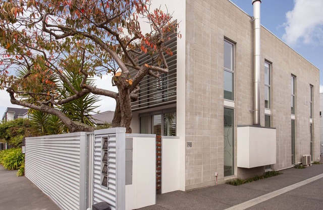 Light filled townhouse. Stroll to river, Te Pae and central city.