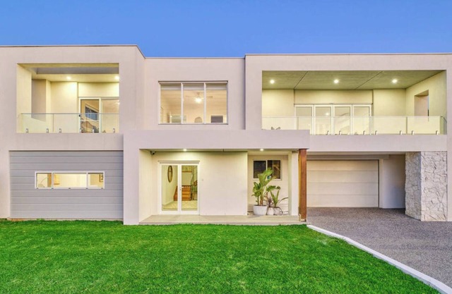 Lighthouse Beach Coastal Bliss - Pool, Beach, Shops, Ideal for families.