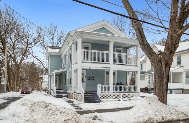 Like home Charming 3 Bedroom Upstairs Flat 3 blocks frm downtown Auburn Sleeps 5