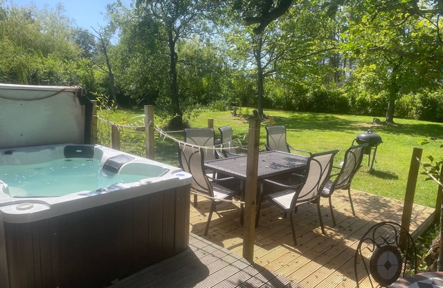 Lilac Lodge Retreat for 6, Set in One Acre of Land