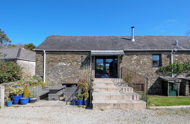 LILY COTTAGE, pet friendly, character holiday cottage in Looe