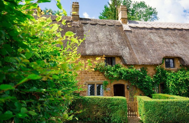 Lily Cottage - sleeps 3 guests in 2 bedrooms