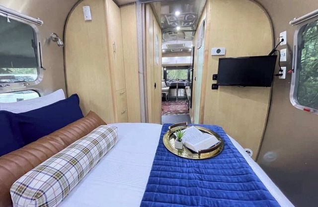 Limited Edition Airstream Midway to Downtown & Beach!