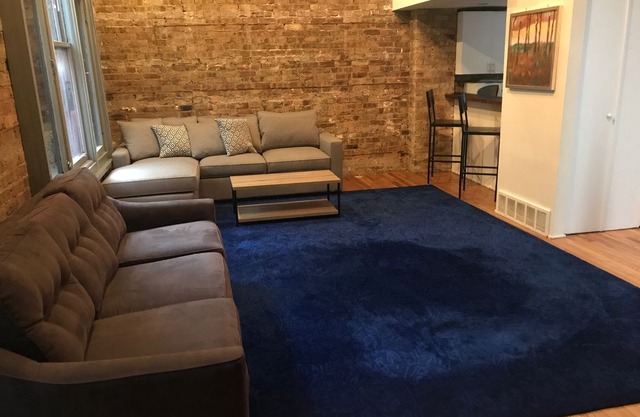 LINCOLN PARK 2 BEDROOM BY SHOPPING & RESTAURANTS