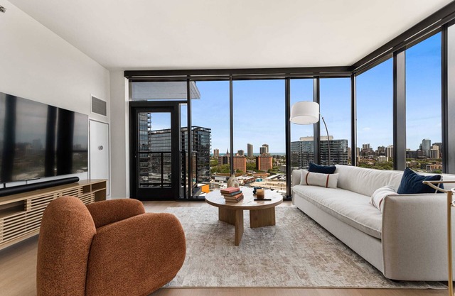 Lincoln Park 2BR apartment: Lake Views, Walkable