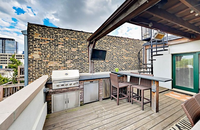 Lincoln Park Tri-Level w/ Outdoor Living & Skyline View – Walk Everywhere!