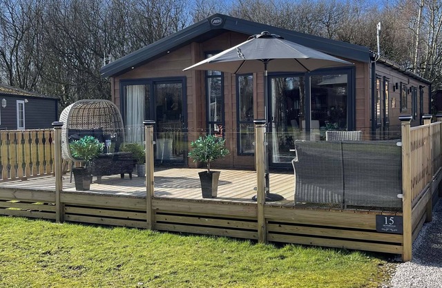 LINDALE LODGE, pet friendly, character holiday cottage in Carnforth