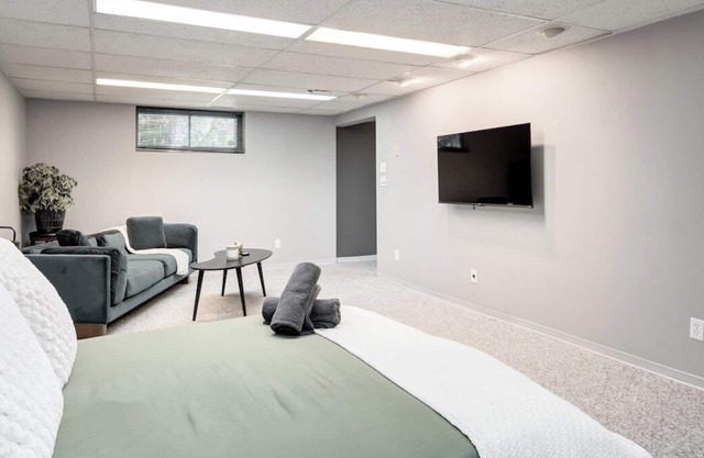 "Linen & Morley" 3 Bd W Huge Yard & 2 Living Rooms