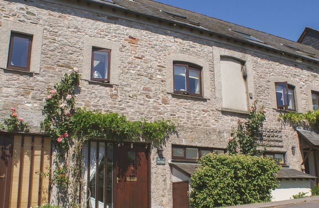 LINNEY COTTAGE, pet friendly, with a garden in Dittisham