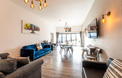 LIONHEART LARGE LUXURY ACCESSIBLE LODGE - Sleeps 12 ,Dog Friendly,Near Sherwood Forest at Fairview Farm Nottingham great for Family Gatherings ,Groups ,Parties