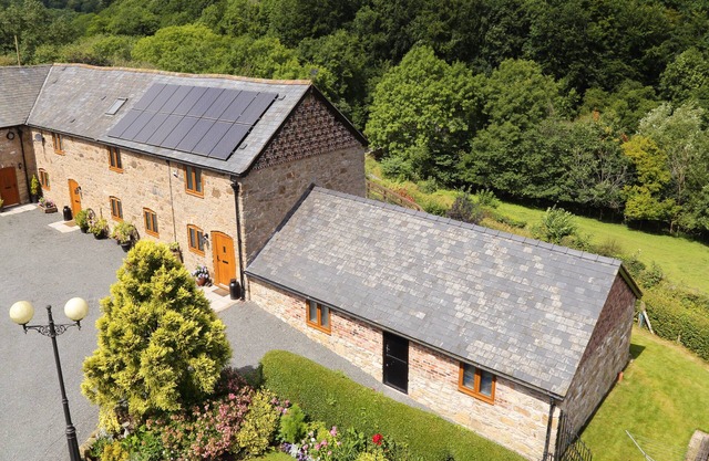 LITTLE COW HOUSE, family friendly, character holiday cottage in Chirk