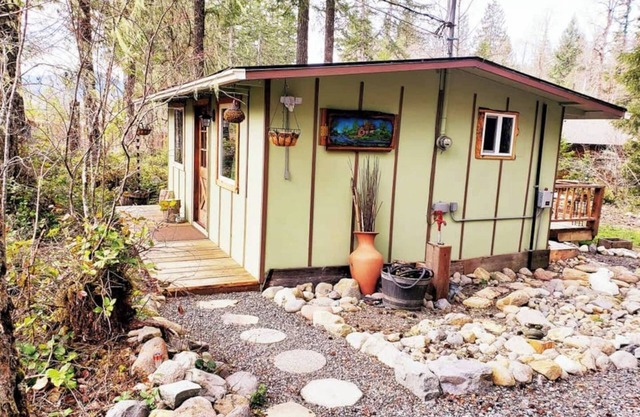 *Little Green Cabin on Big Creek * 5 mi to Mt. Rainier entrance!