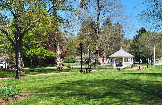 Little House Inn-Family/Pet friendly Private Home-Brimfield-2 bedroom, sleeps 8