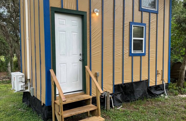 Little Minnow (Waterfront Tiny Home)