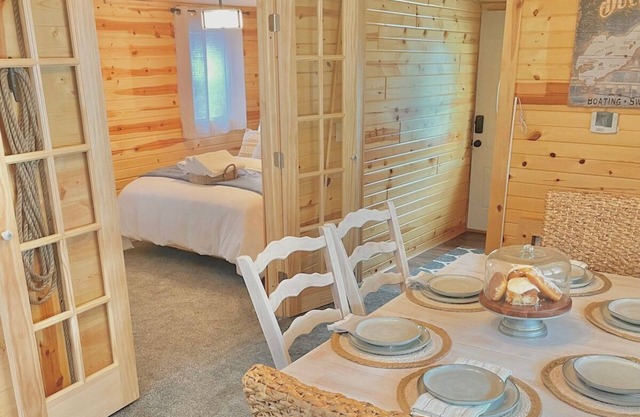 Little Red Cabin @ Buckeye Lake with Hot Tub