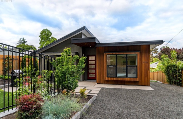 "Little Wing" - modern & stylish ideal UO location