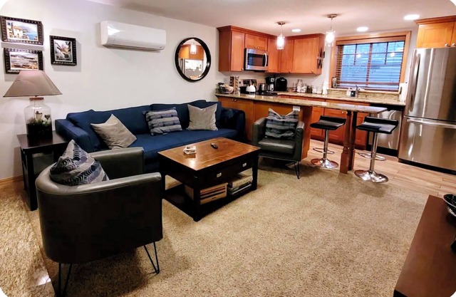 Live like a local in Laurelhurst—family friendly