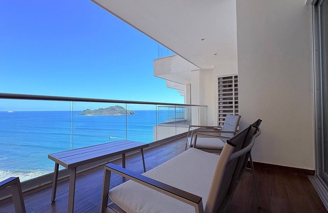 Live the luxury of the sea with rooftop amenities in Zona Dorada