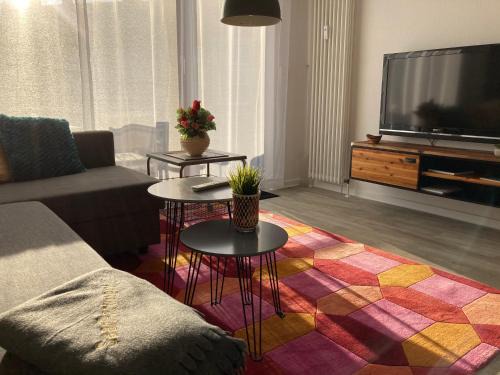 Living at Saarpartments -Adults only- 2 Bedroom, Netflix - Business & Holiday Apartments for Long- and Short term Stay, 3 min to Train Station, Secure E-Bike Parking!