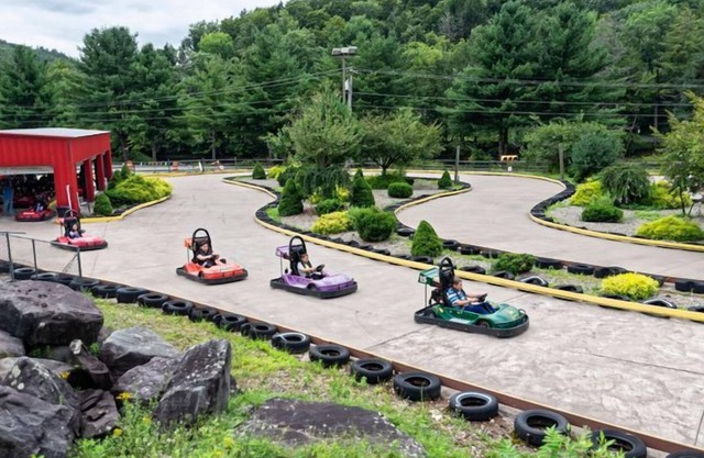 Living the Lodge Life! 2 Convenient Units, Free Parking, 2 Onsite Pools