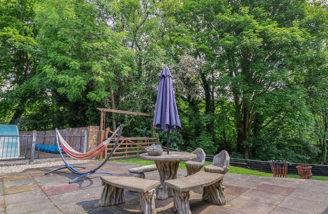 LLYS OFFA, pet friendly, luxury holiday cottage, with pool in Ruabon