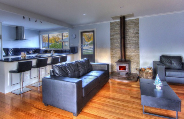 Located in the heart of Coles Bay, 2 minute walk to beach. Fireplace