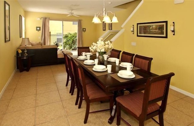 Location, Location!!! Elegant 3BD/2.5BA Towmhome, 1.5 miles to Disney Parks