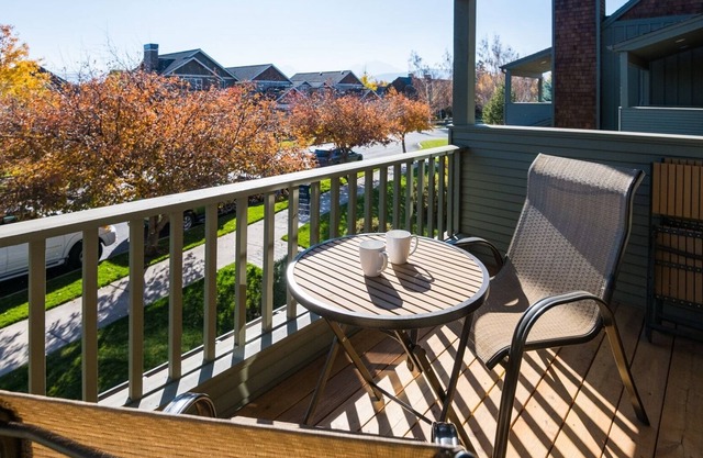 Location! Location! Escape to this beautiful air conditioned, pet friendly