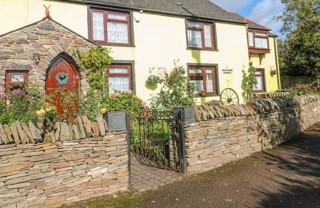 LOCH FIELD COTTAGE, pet friendly, with a garden in Cardiff