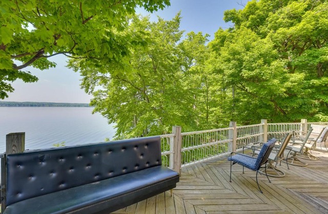 Lockes Glen - Lakefront Geneva Getaway with Dock!