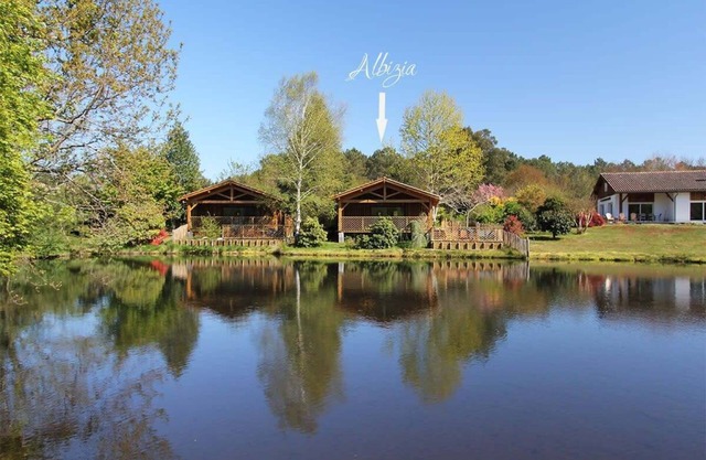 Lodge with pool in the heart of the Landes